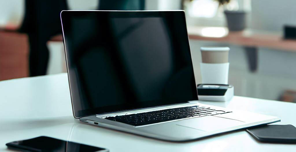 Ein moderner Laptop steht auf dem Schreibtisch